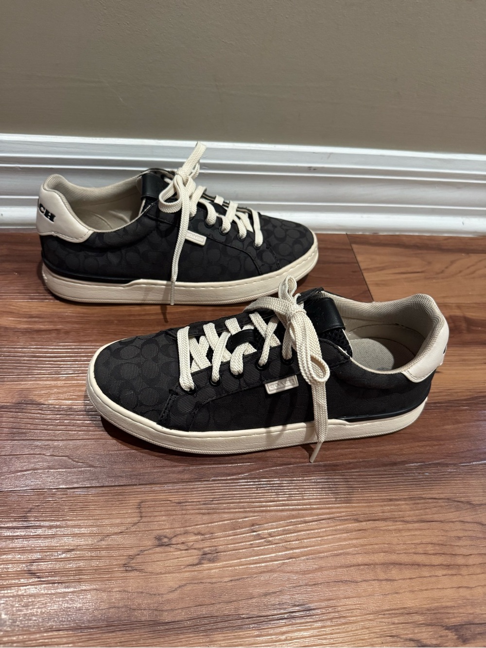 Coach women’s sz 7 Black Signature Low-Top Sneakers with Cream Accentsi